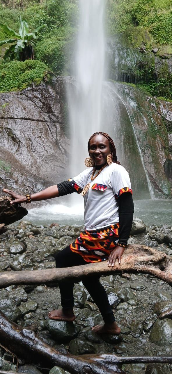 photo 5870692107600120597 y